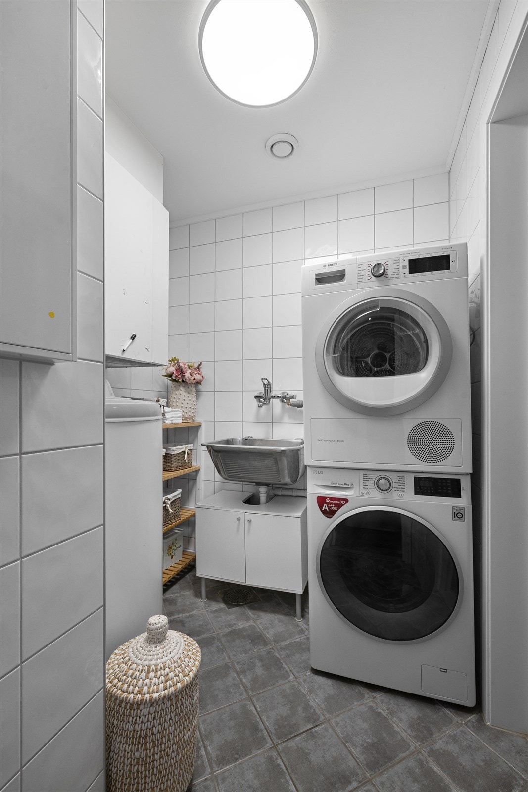 Rett ved siden av ligger et separat, flislagt vaskerom/teknisk rom med elektriske varmekabler, utstyrt med skyllekar, opplegg for vaskemaskin og tørketrommel i søyle, samt boligens balanserte ventilasjonsanlegg og varmtvannsbereder. Galleribilde
