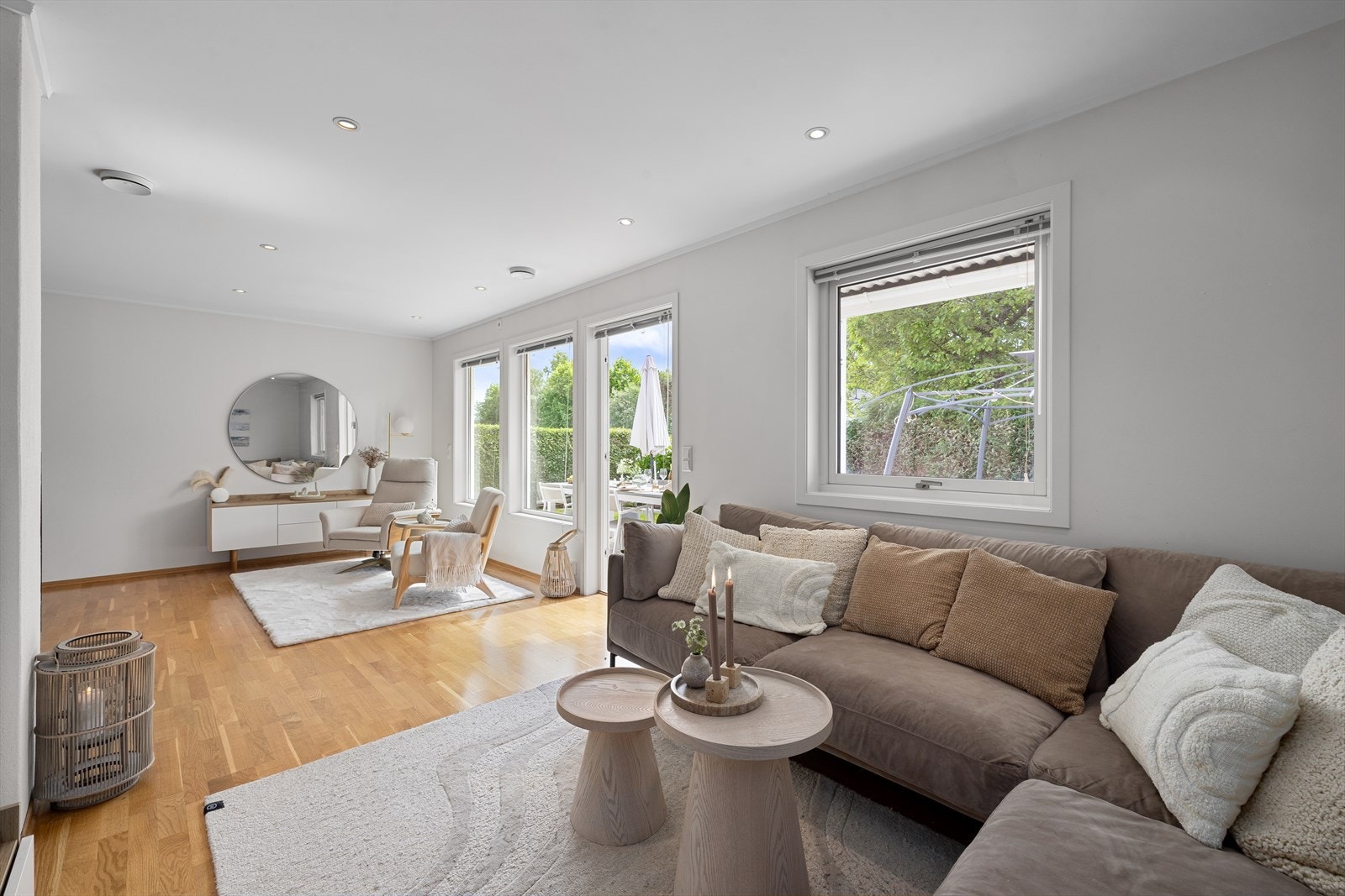Stuen har et pent parkettgulv og slette overflater, og det er rikelig med plass til å møblere med både en stor sofagruppe, langbord til koselige selskaper, og annet ønsket møblement. Galleribilde