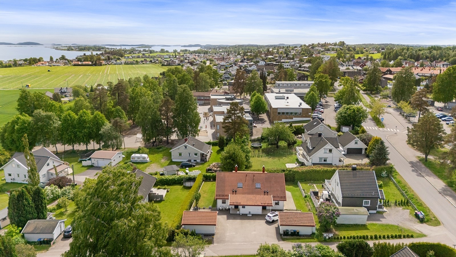 Det er kort vei til det man trenger i hverdagen, med barnehager, barne- og ungdomsskole ca. 100 meter unna og bussholdeplass i nærheten. Galleribilde