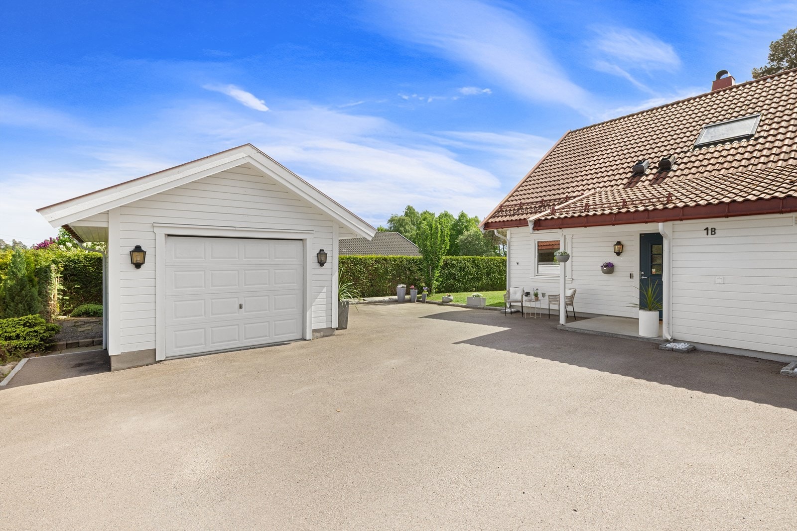 Boligen går over to plan og har en meget funksjonell planløsning. Like ved inngangen finner du en frittstående garasje og asfaltert gårdsplass. Galleribilde