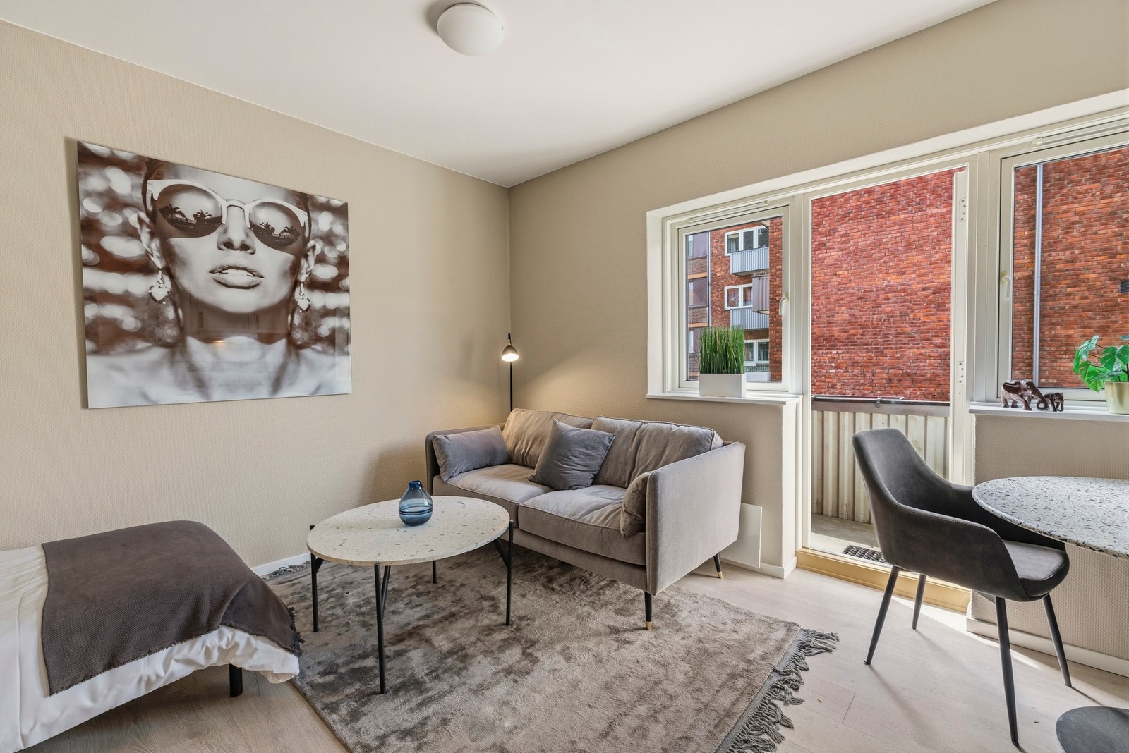 Fantastisk takhøyde! Skjermet beliggenhet tilbaketrukket fra vei. Leiligheten vender mot gårdsrom. Galleribilde
