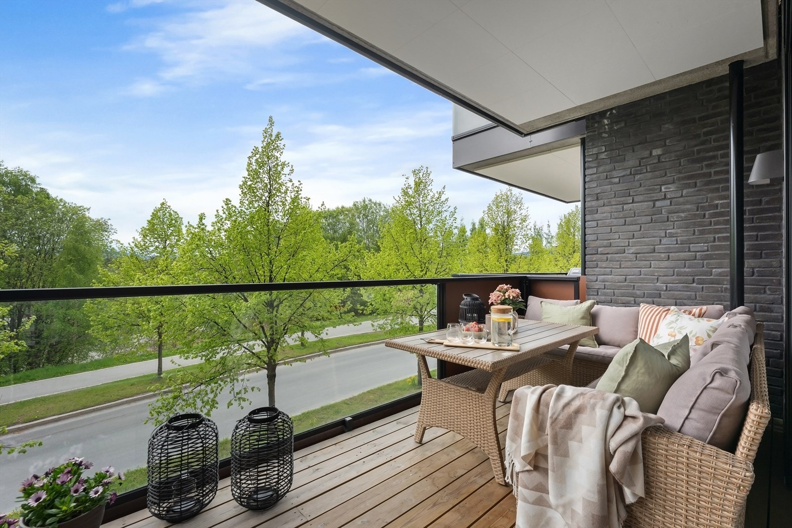 Balkongen ligger vinkelrett mot vest, sol sommer kl. 13 til solnedgang (automatisk solskjerming) Galleribilde