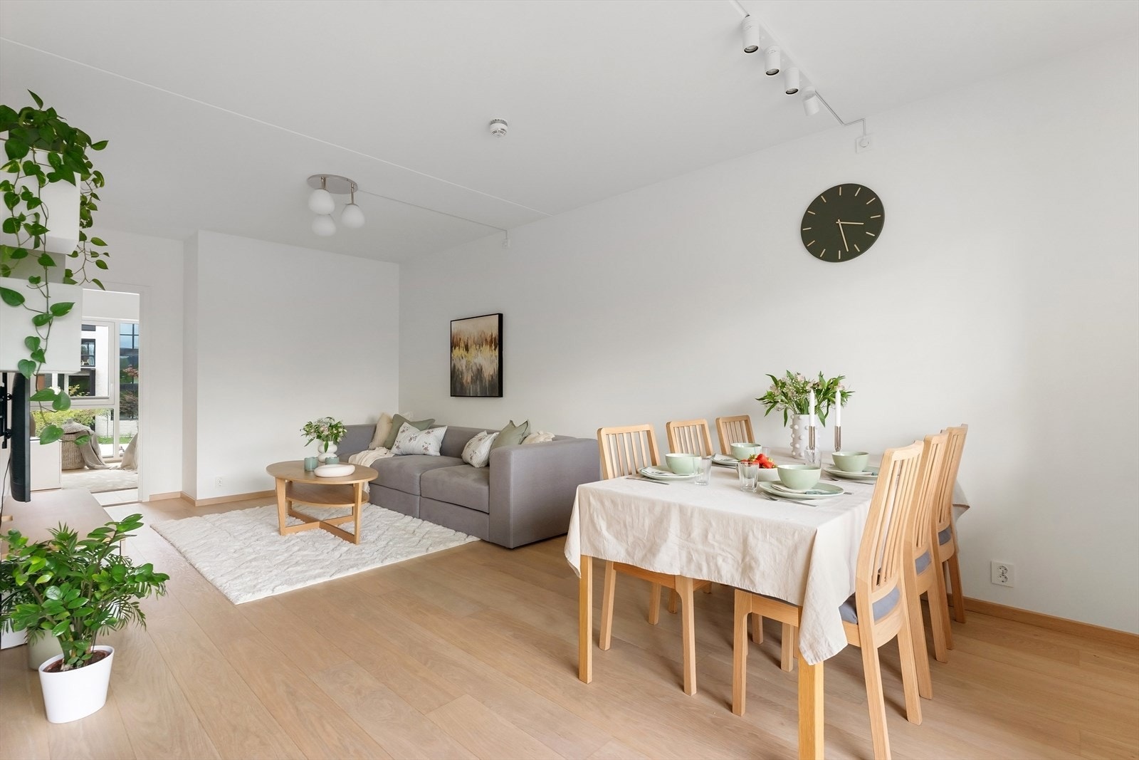 Stuen uten 9 m² kjøkken er rektangulær 22 m² Galleribilde