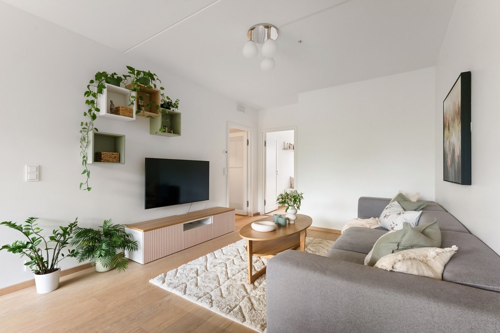 Stue med adkomst fra entré/gang og til hovedsoverom Galleribilde