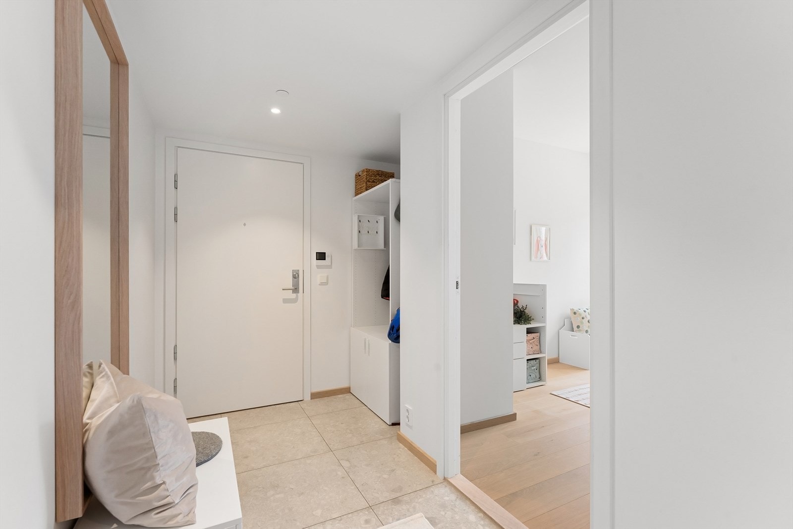 Entré med garderobenisje, her mot soverom nr. 3 Galleribilde
