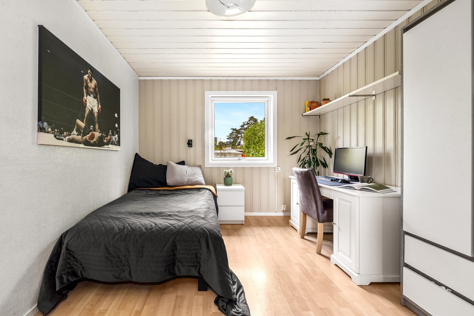 Det er tre gode soverom med oppbevaringsmøbel og god plass til seng. Galleribilde