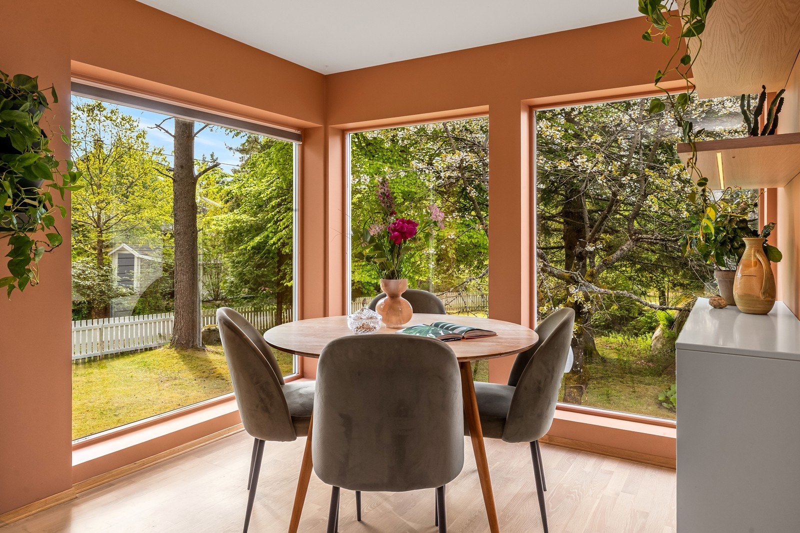 Tilknyttet kjøkkenet er det plass til frokostbord el. l. med hyggelig utsyn mot egen hage og grønne omgivelser. Galleribilde