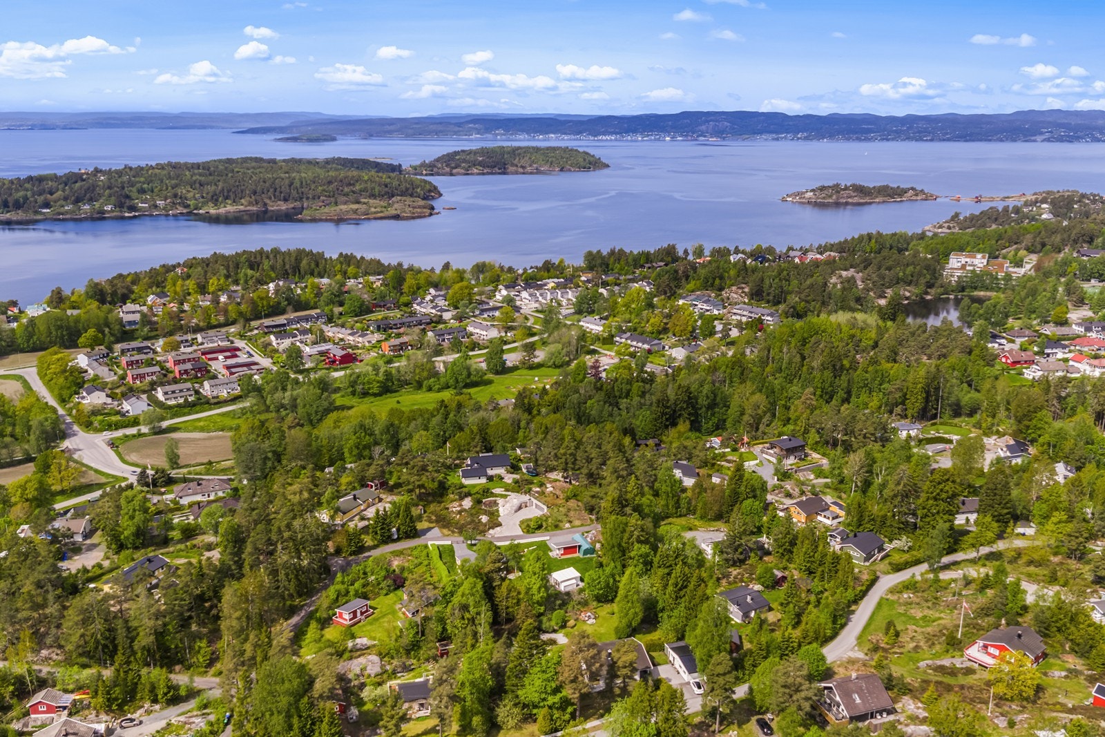 Her har du friluftsområder rett utenfor døren og kort vei til varierte turmuligheter, badeplasser, svaberg og populær kyststi. Galleribilde