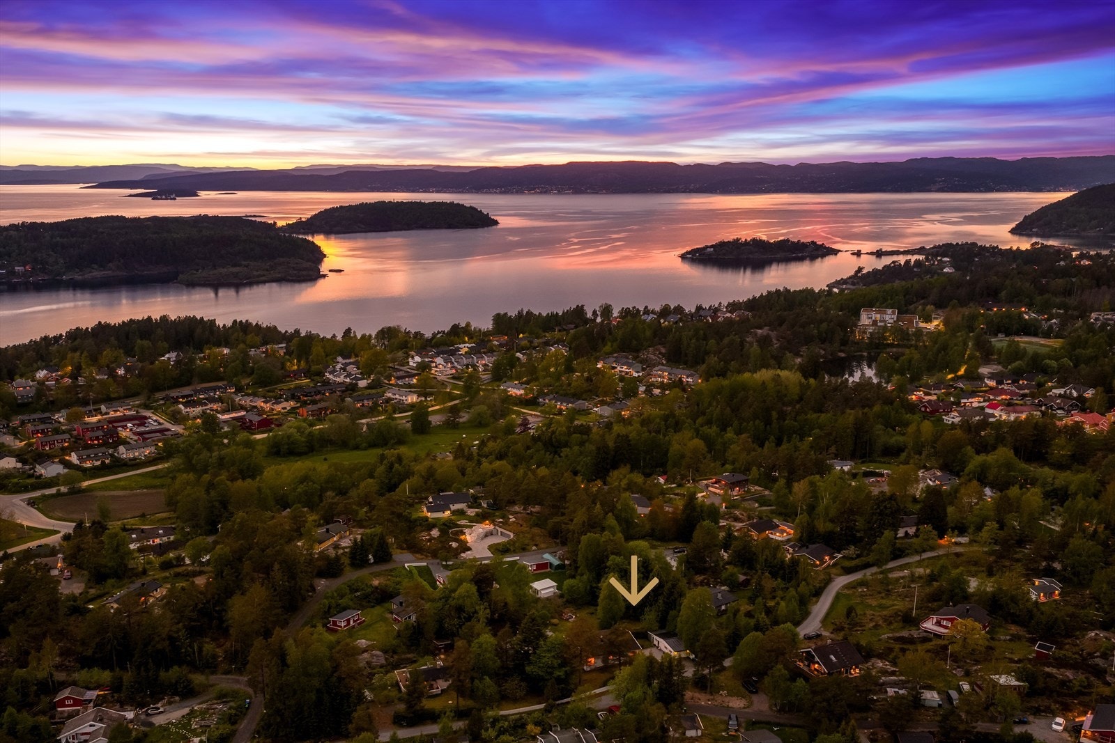 Idyllisk beliggenhet med under 10 min. til Son sentrum og gangavstand til badeplasser, turområder, skog og tjern. Galleribilde