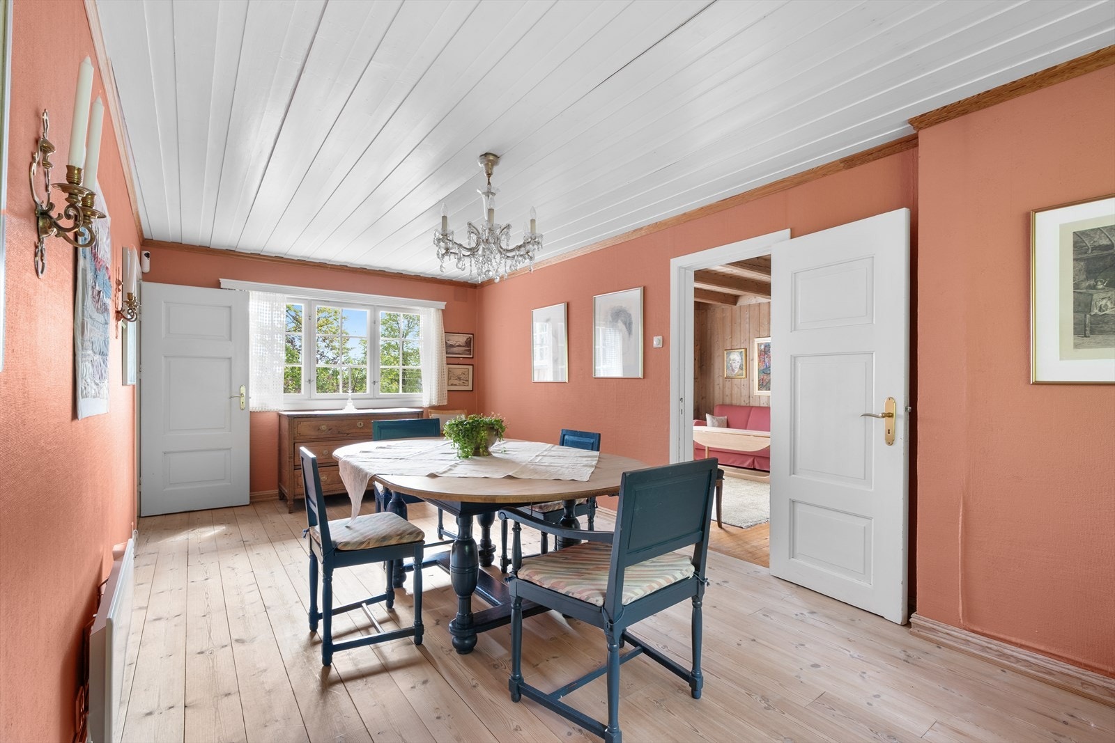 Romslig spisestue med plass til mange middagsgjester. Galleribilde