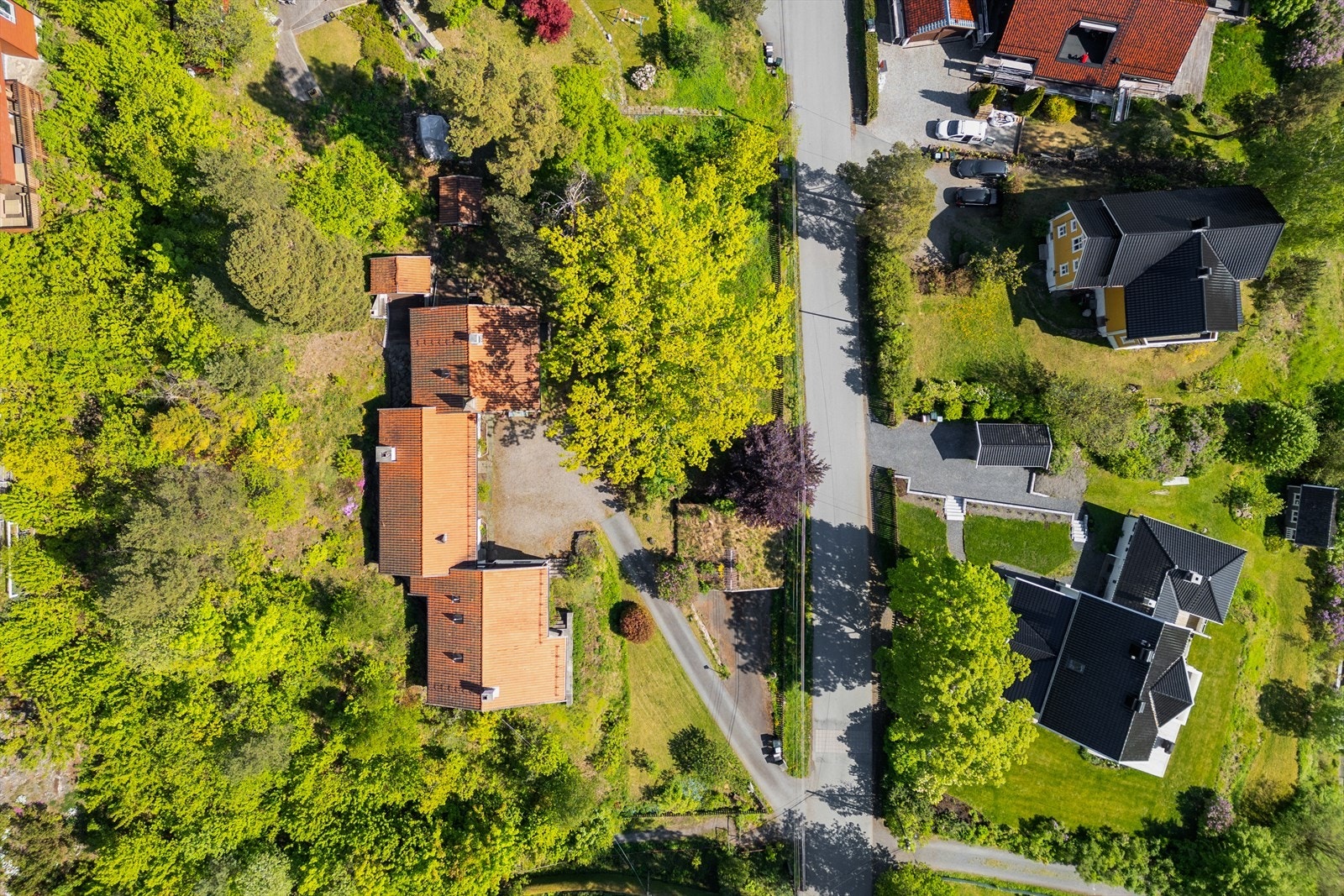 Eiendommen har en rolig og grønn beliggenhet i et område preget av eneboliger og villaer, med kort vei til både natur og servicetilbud Galleribilde
