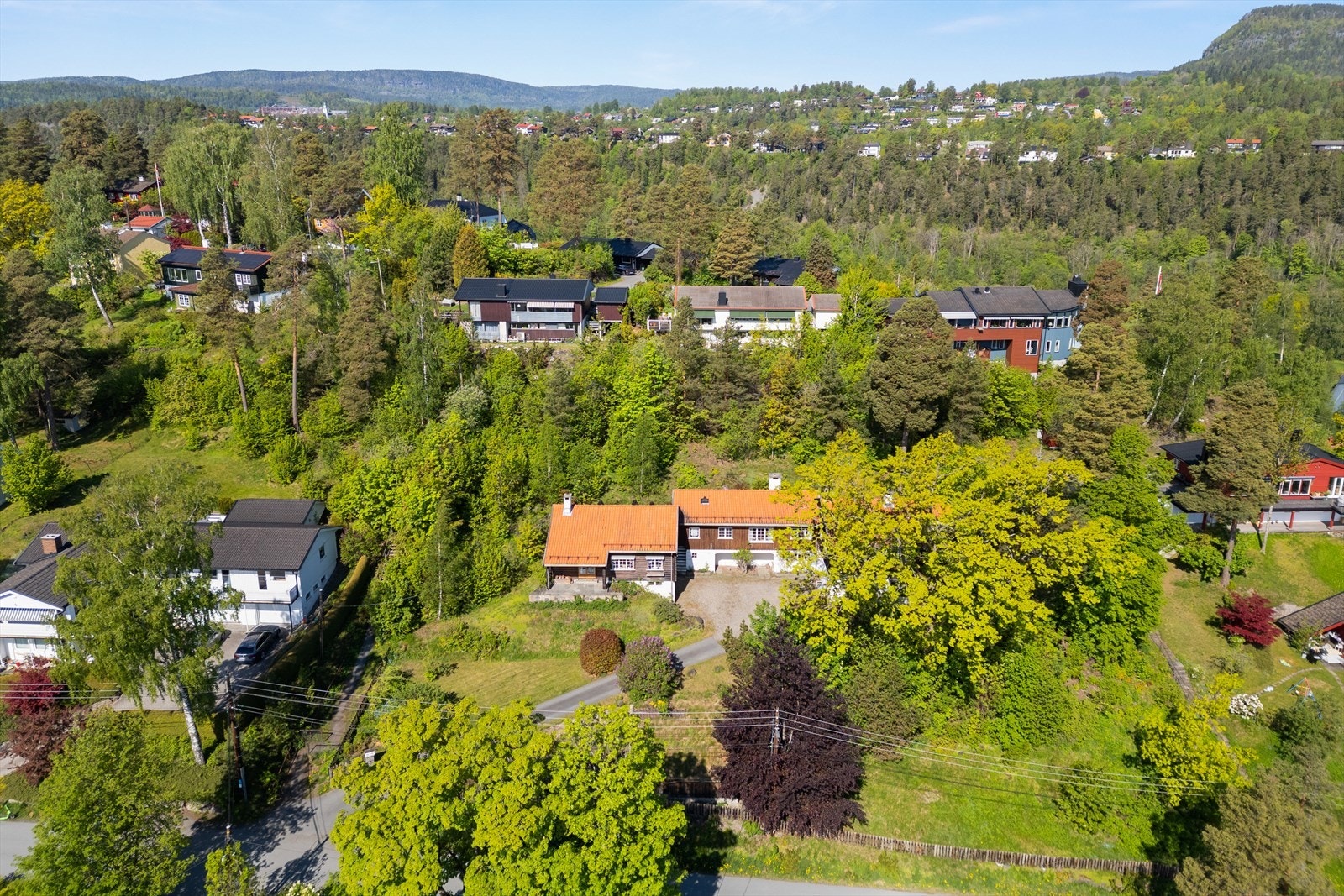 Nå selges 2 eneboliger samlet. Boligene har hvert i eie hos samme familie i en årrekke Galleribilde