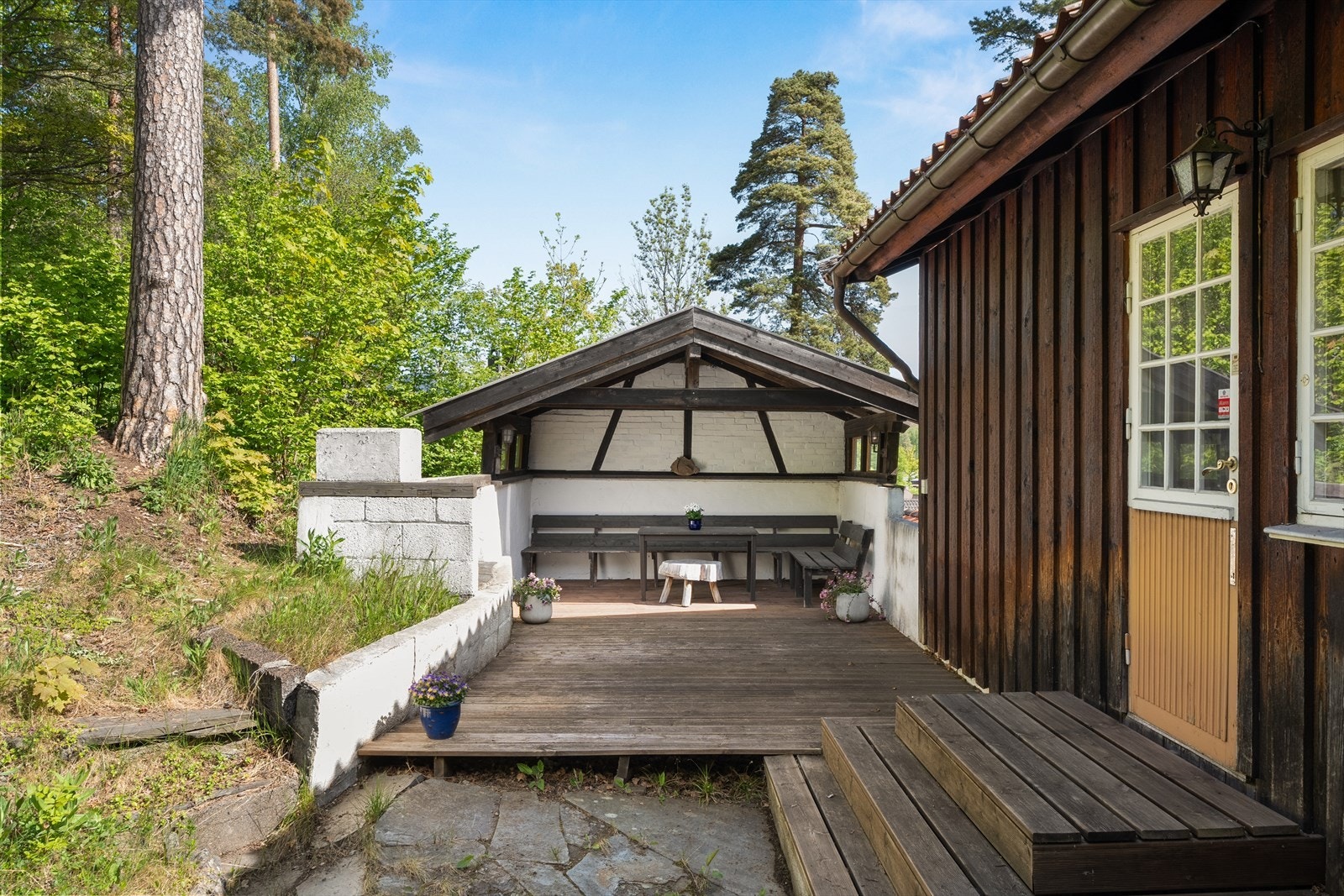 Romslig uteområde med grillhytte og terrasse Galleribilde