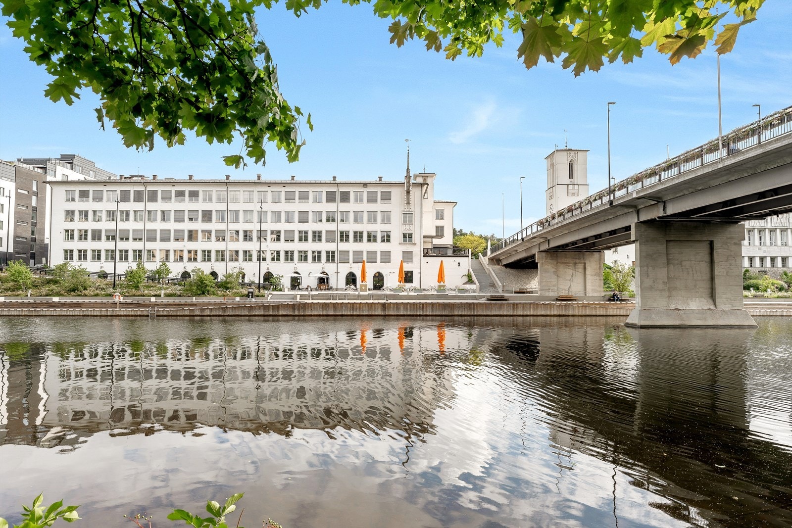 Nyt kombinasjonen av rolig boligområde og kort vei til Sandvika sentrum, med båten, bilen eller bussen Galleribilde