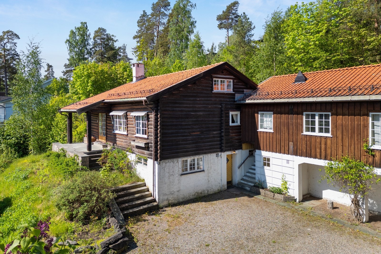 Homansvei 19 er en eldre enebolig som er laftet og full av sjarm og sjel. Boligen er 152 kvm BRA-I. I tillegg kommer 3. etg, men denne er ikke målbar grunnet lav takhøyde Galleribilde