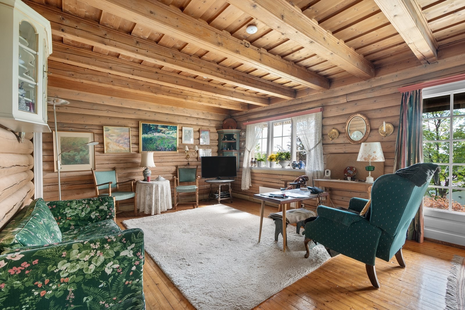 Stuen i nr 19 (det laftede huset) er av god størrelse og har plass til møblering i flere soner Galleribilde