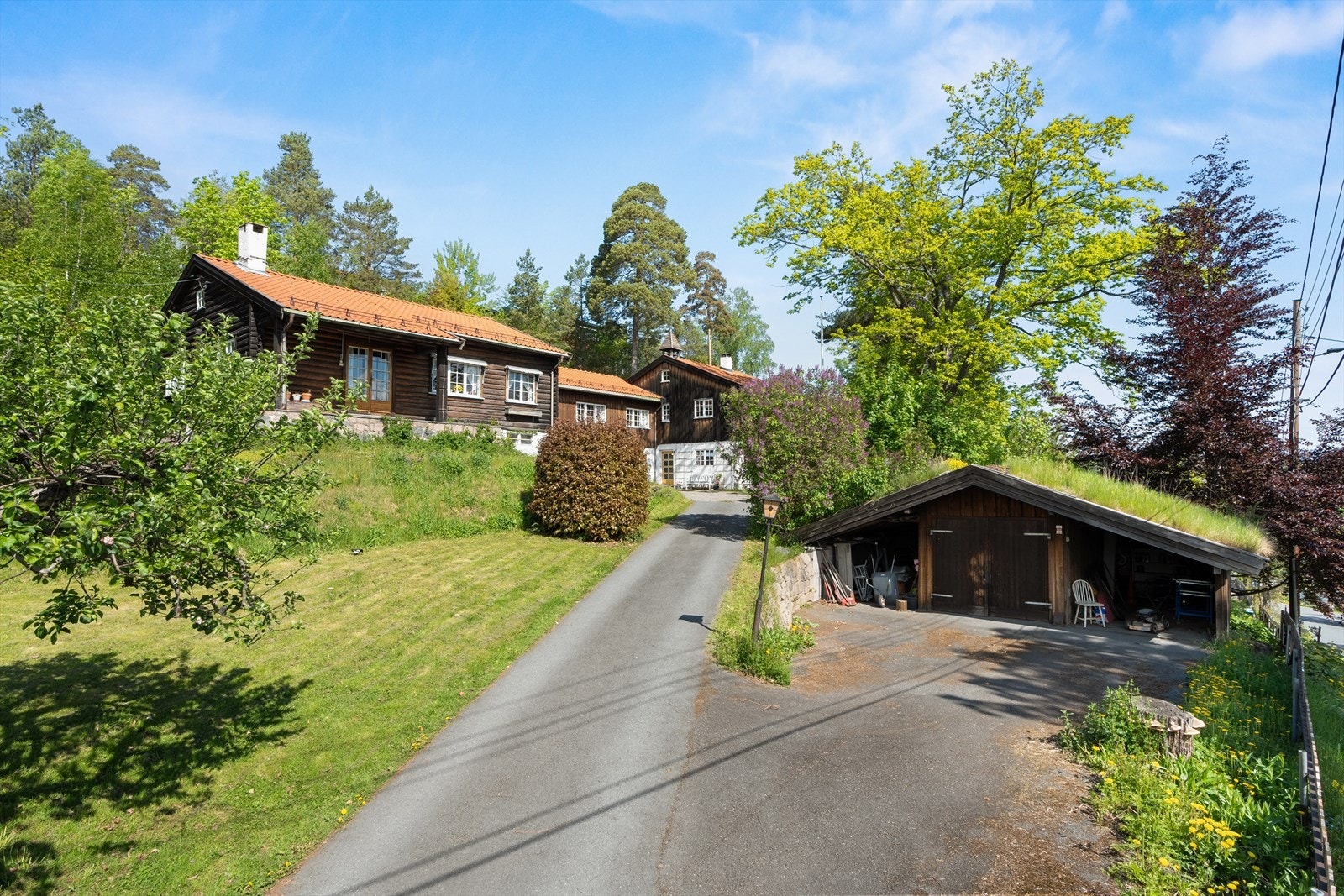 Eiendom med stort potensial - 2 vennefamilier som vil kjøpe sammen? Bo i en del å leie ut den andre? Generasjonsbolig? Galleribilde