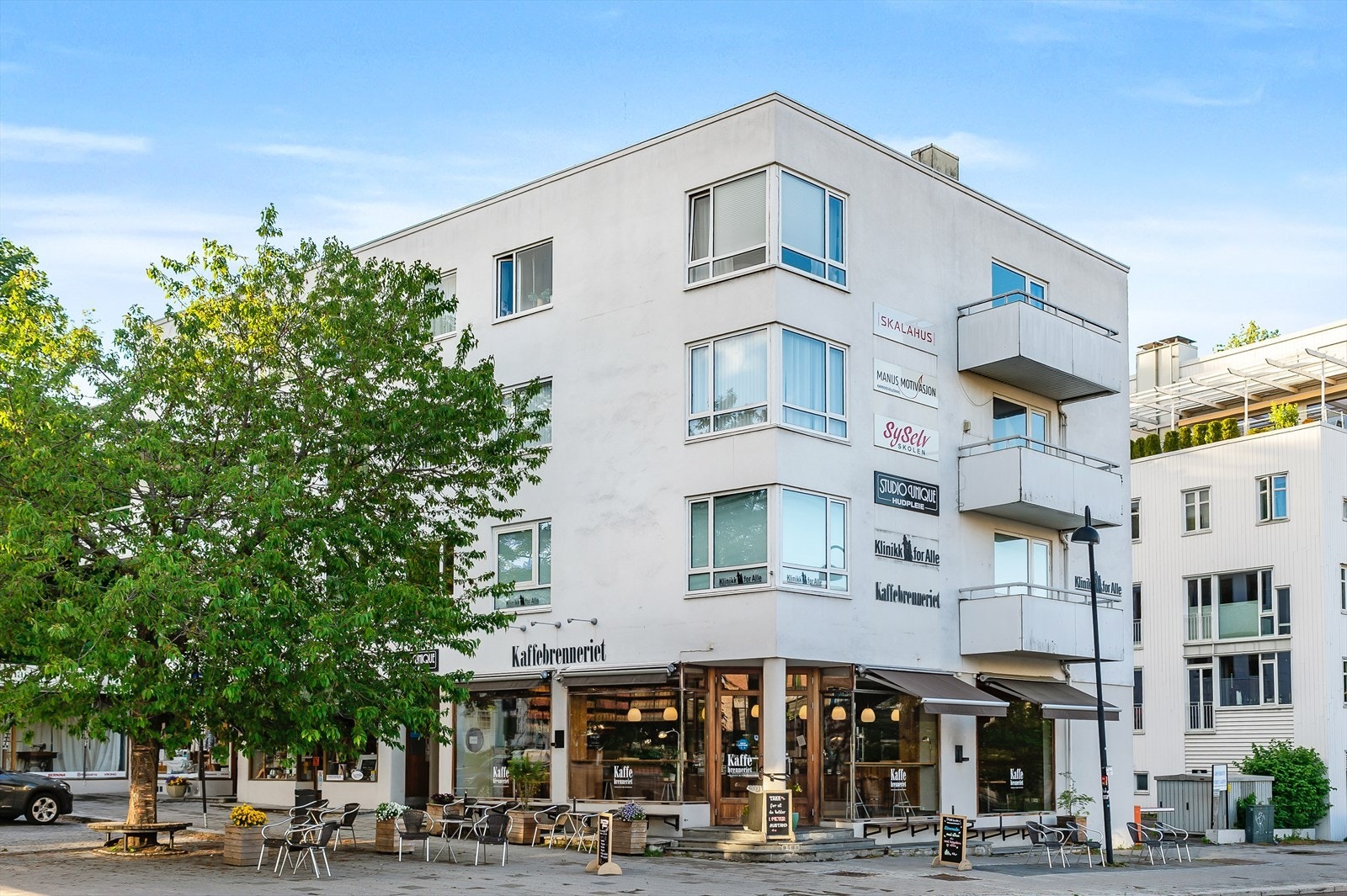 Kort vei til kaffe, bakeri og hyggelig byliv ved Kaffebrenneriet i Sandvika Galleribilde