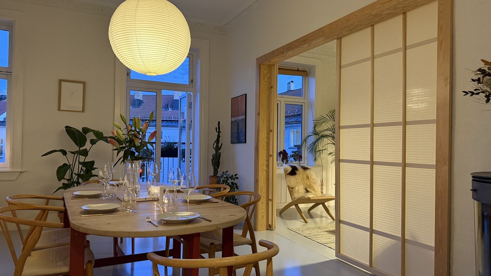 Plass til stort langbord til alle gjestene deres (selgers private bilder). Galleribilde