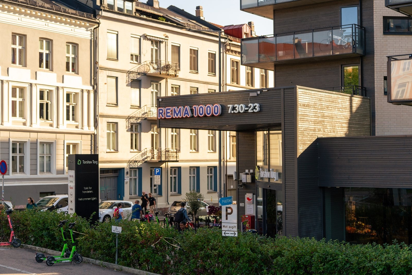 Torshov Torg ligger rett ved med Rema1000, Apotek1, sushi, posten, m.m Galleribilde