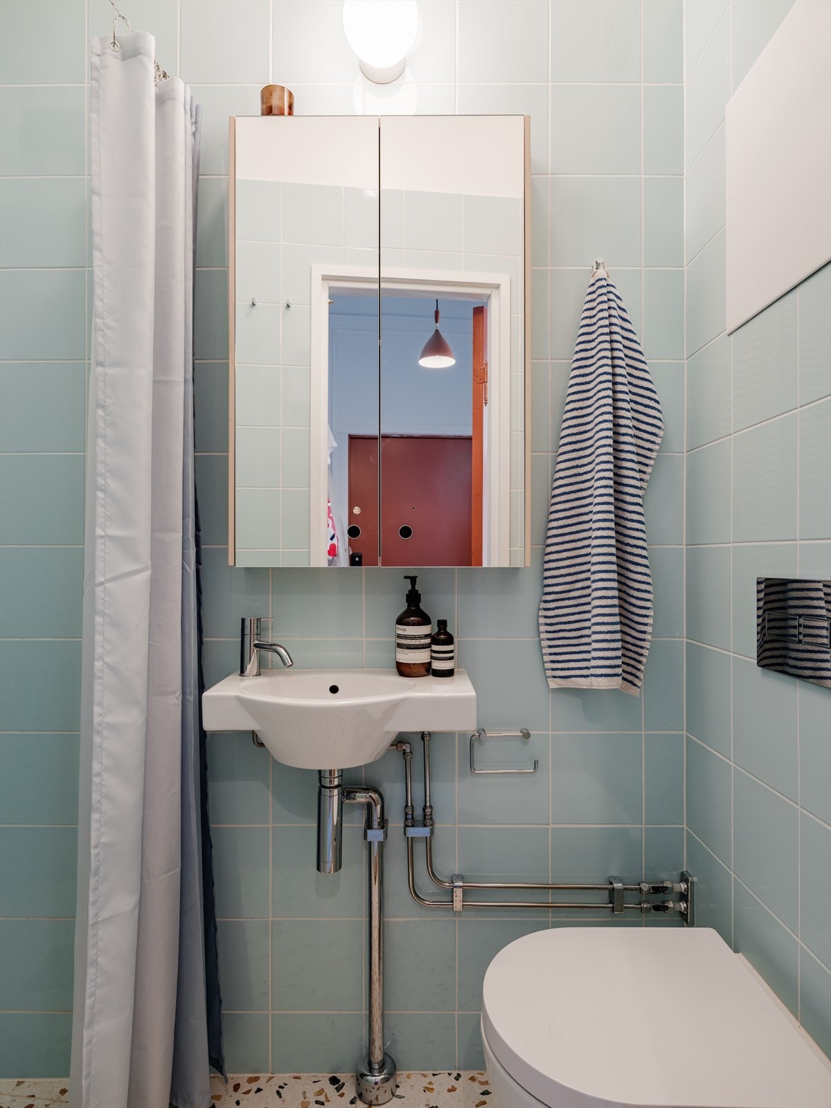 Badet er totalrenovert i 2024 og fremstår moderne med sjarm. Terrazzofliser og tidløse materialvalg på badet Galleribilde
