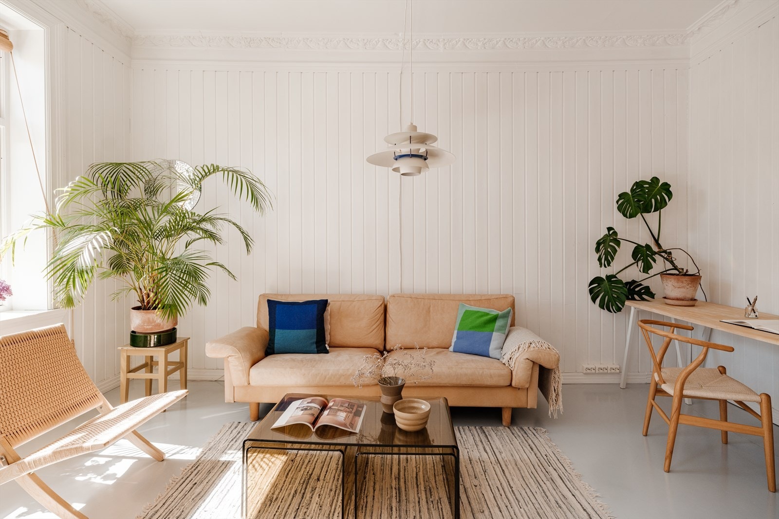 Leiligheten har en generøs takhøyde målt til 2.77-3.03 meter og store vindusflater som gir fine lysforhold. Galleribilde