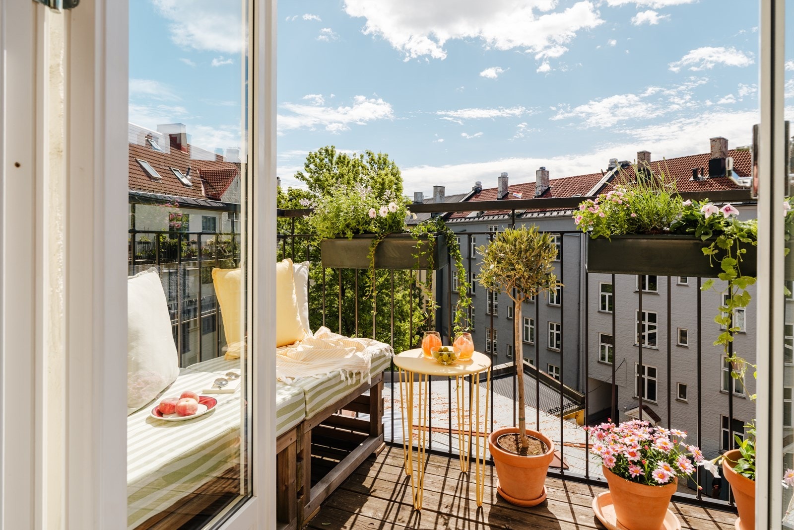 En herlig balkong med plass til utemøbler og planter. Galleribilde