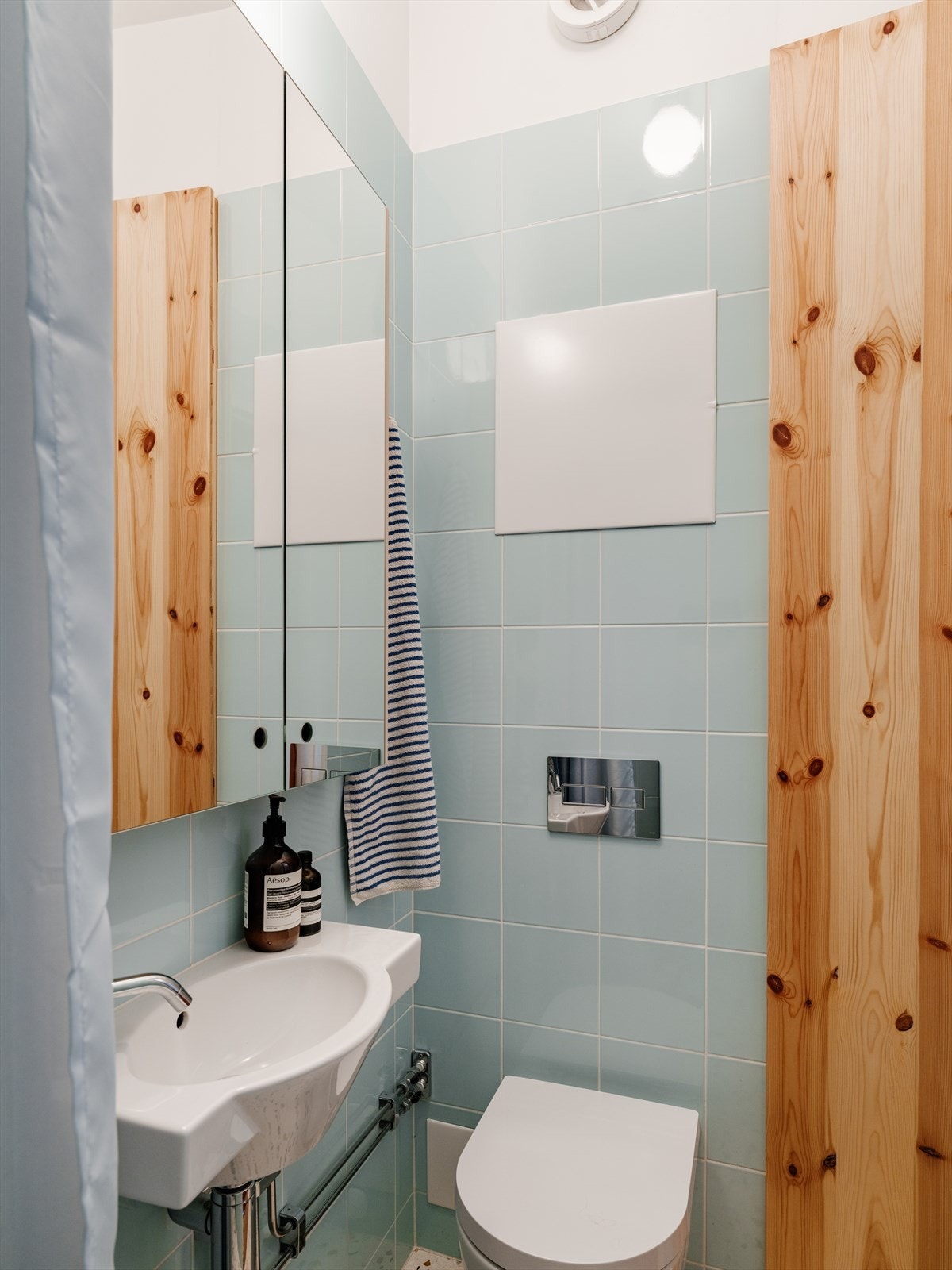 Badet har moderne og stilfulle farger på flisene, behagelig gulvvarme og mekanisk avtrekk. Galleribilde