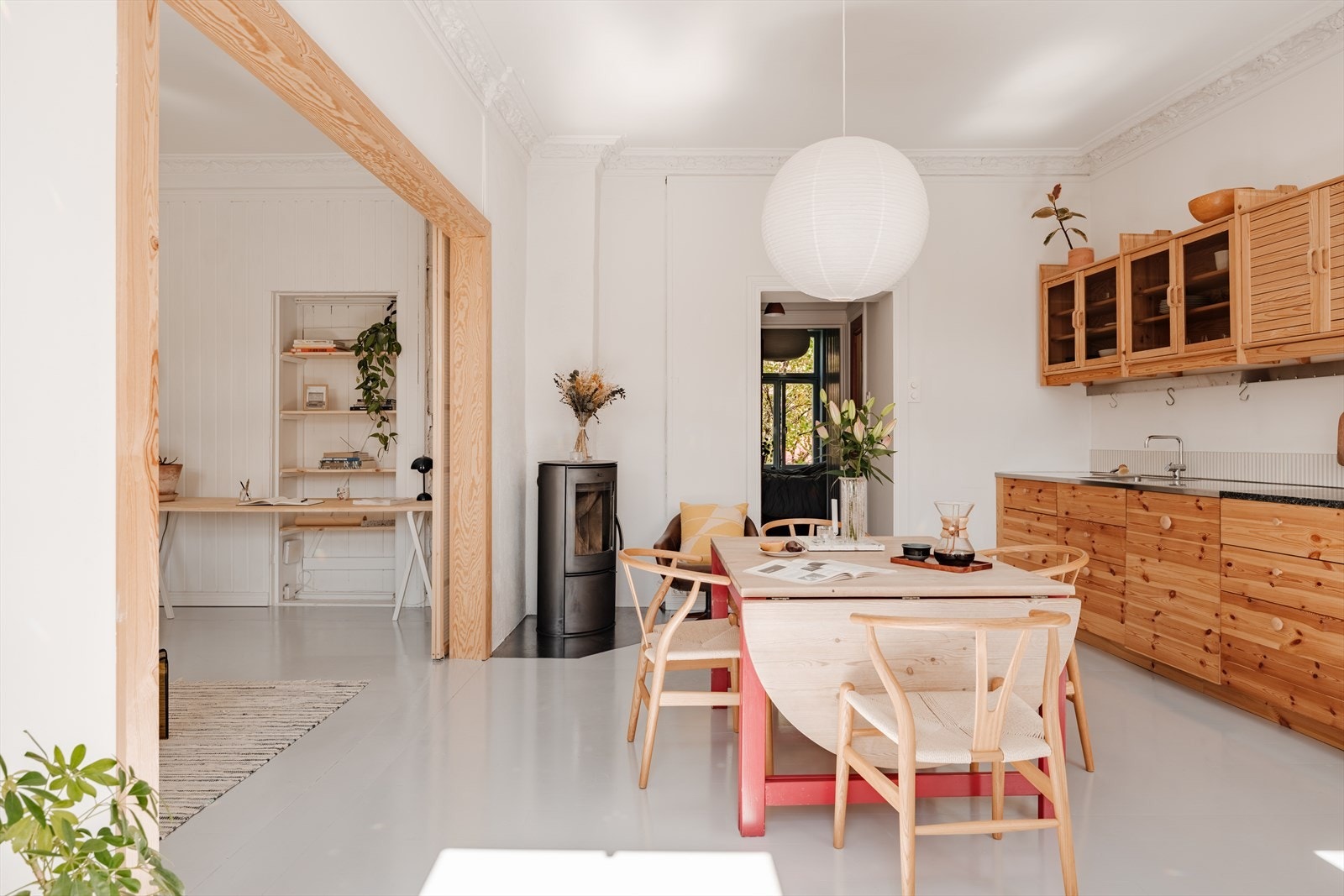 Det er god plass til å invitere til sosiale sammenkomster rundt spisebordet. Galleribilde