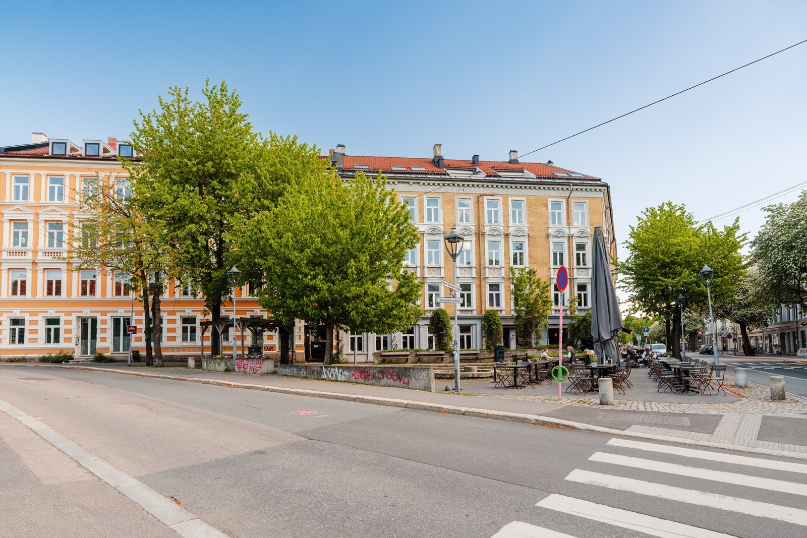 Kort vei til en av byens beste uteserveringer på Oskar Braatens plass hos lokal restauranten Grisen. Galleribilde