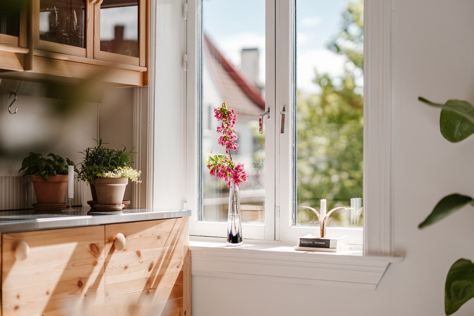 Dype vinduskarmer gir plass til planter og dekor. Galleribilde