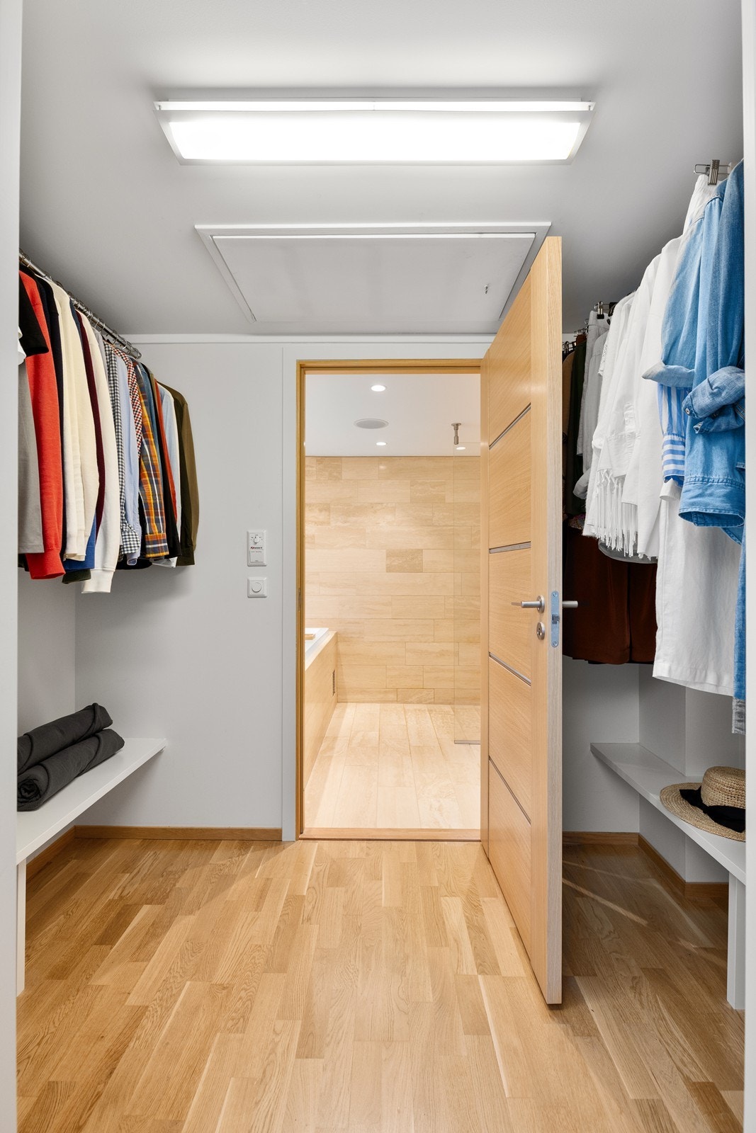 Fra hovedsoverommet er det direkte adkomst til walk-in-closet og videre til badet Galleribilde