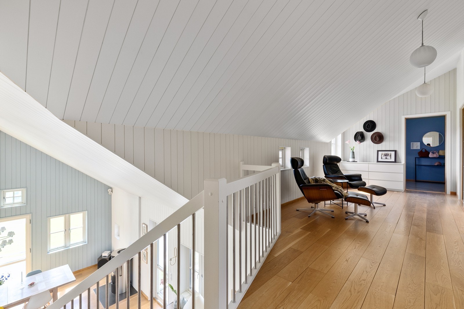 Praktisk loftstue med plass til sofa, bord og tv med tilhørende møblement Galleribilde