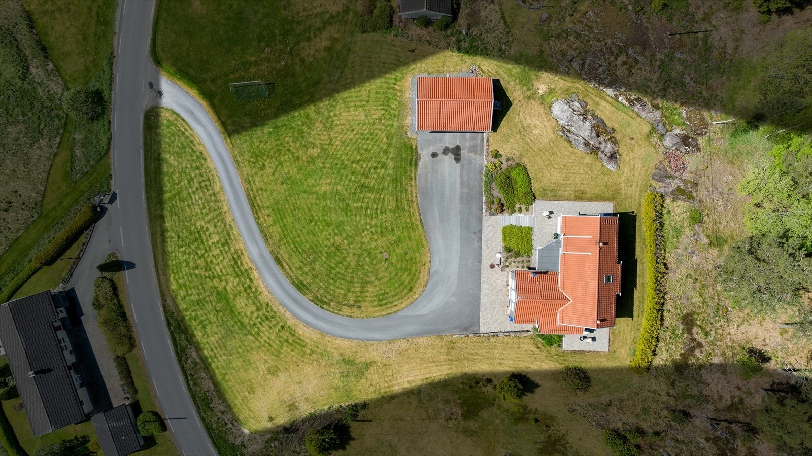 Eiendommen ligger privat og fint til på Ausland med romslig tomt på 4.584m² Galleribilde
