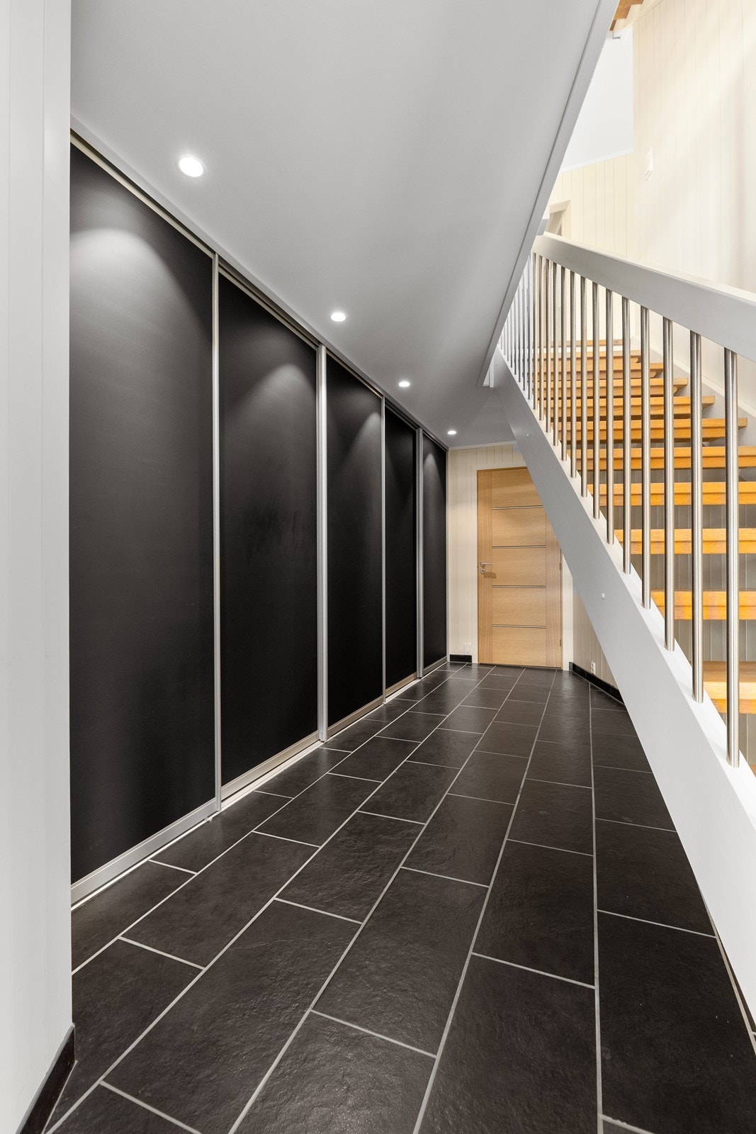Hall`en har svært god lagring i stor skyvedørsgarderobe fra Amiga Galleribilde