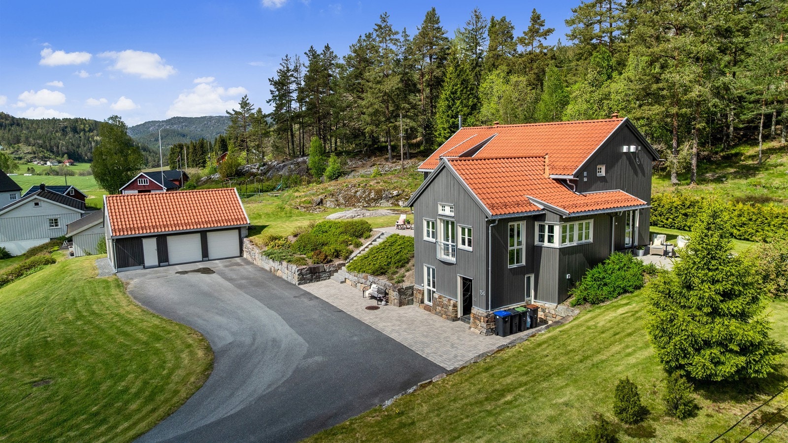 Eiendommen er velstelt og har en ryddig og pen innkjørsel som er asfaltert Galleribilde