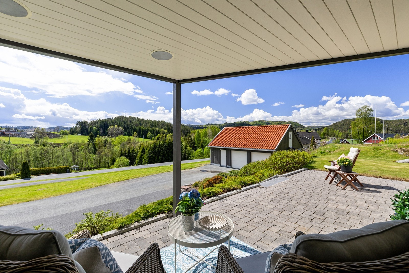 Fra stuen er det utgang til overbygd uteområde. Det er montert høyttalere i himling som medfølger salget Galleribilde