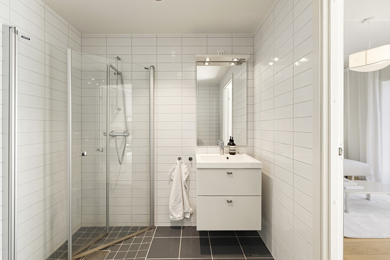 Badet er flislagt og har elektriske varmekabler. Galleribilde