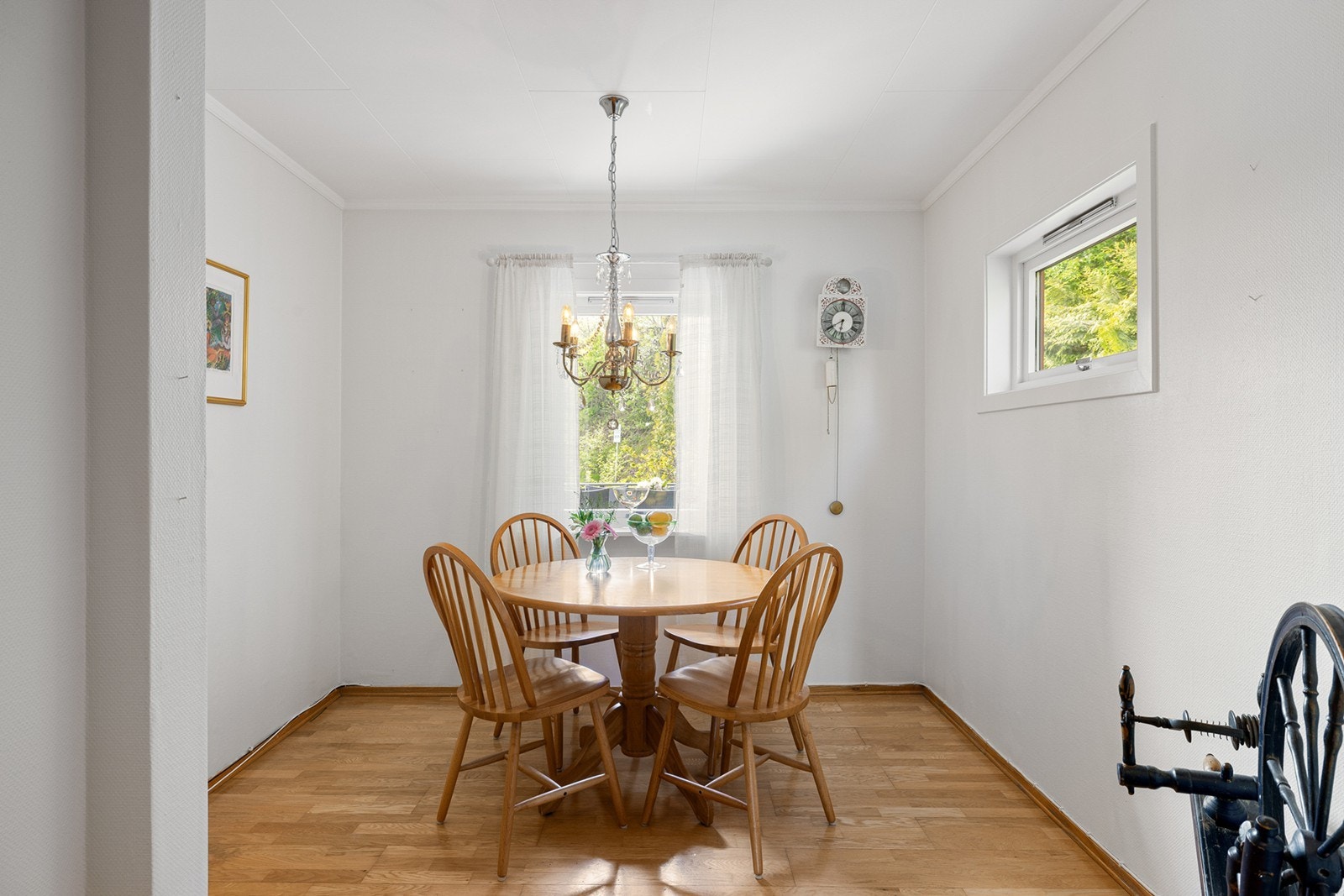 I tilknytning til kjøkkenet er det en hyggelig spisekrok med plass til spisebord, hvor store vindusflater slipper inn rikelig med dagslys og skaper en trivelig atmosfære. Galleribilde