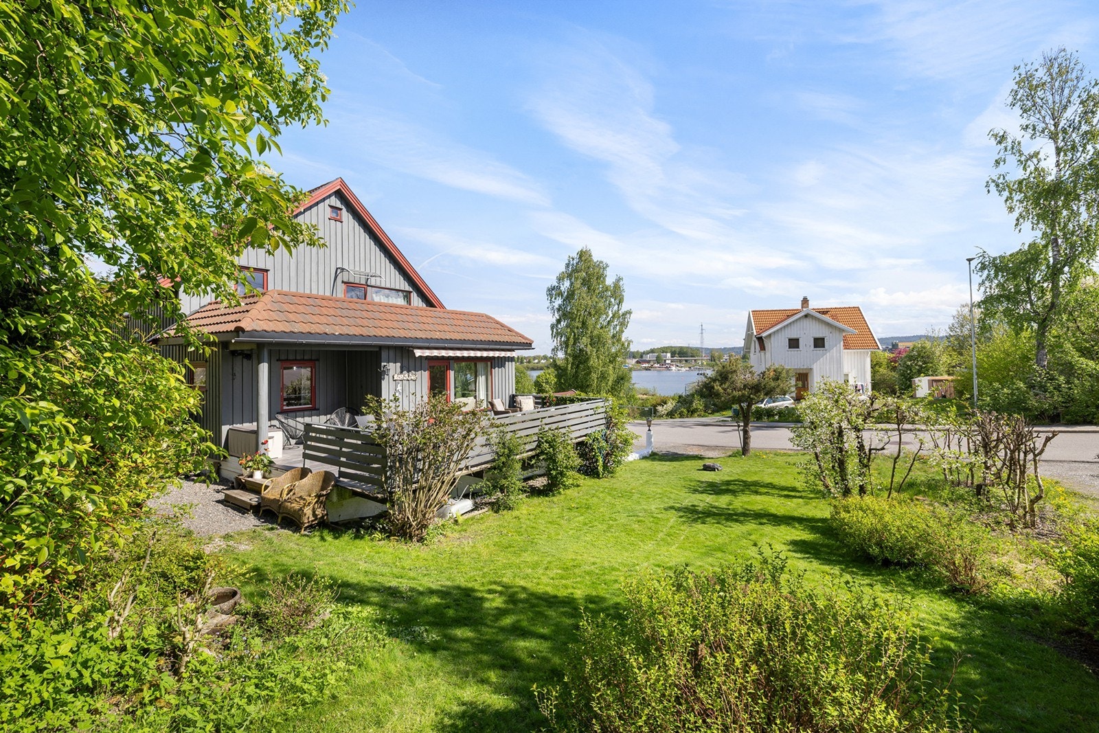 Kari Killi v/ Notar har gleden av å presentere en romslig enebolig med attraktiv beliggenhet ved Torva, rett ved Elvebredden av Nitelva.
Foto: Foto by Helene. Galleribilde