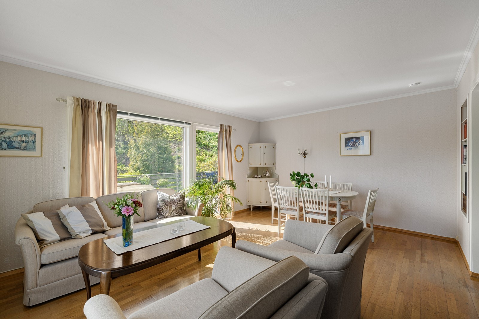 Fra stuen er det utgang til terrasse/hageområde, som gir en fin forlengelse av oppholdsrommet i sommerhalvåret. Galleribilde