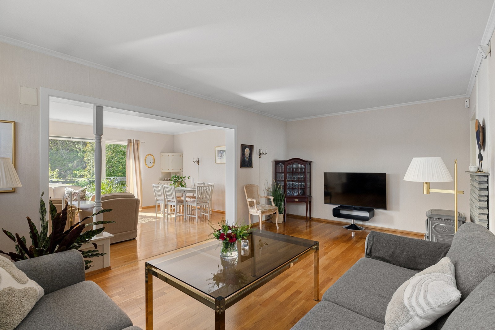 Boligen har en romslig og lys stue med god plass til både sofagruppe og spisebord. De store vindusflatene slipper inn rikelig med naturlig lys og gir en luftig romfølelse. Galleribilde