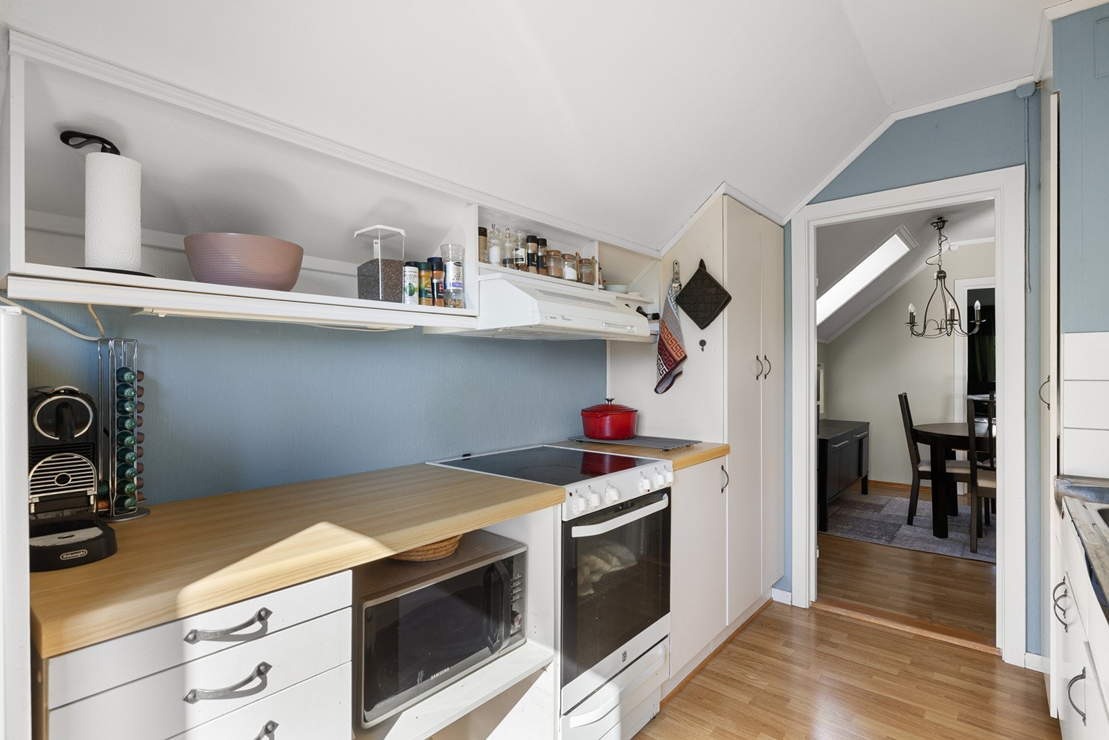 Kjøkkenet er utstyrt med kjøleskap, oppvaskmaskin og komfyr, samt ventilator med avtrekk til det fri. Galleribilde