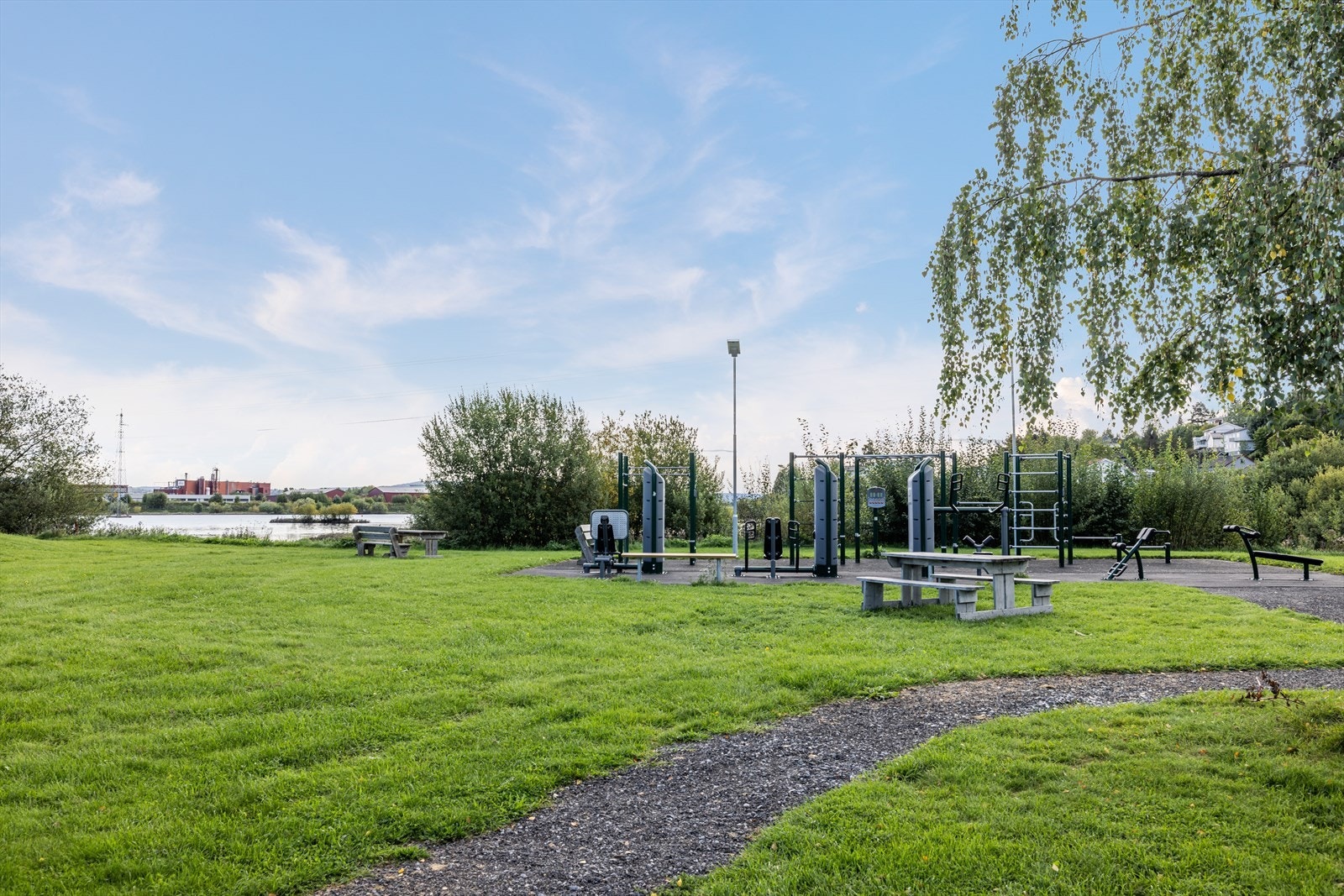 Nærområde - Torva ligger få minutter gange fra eiendommen hvor en kan benytte seg av utendørs-aktiviteter som løpebane, treningsutstyr og hundepark. Galleribilde