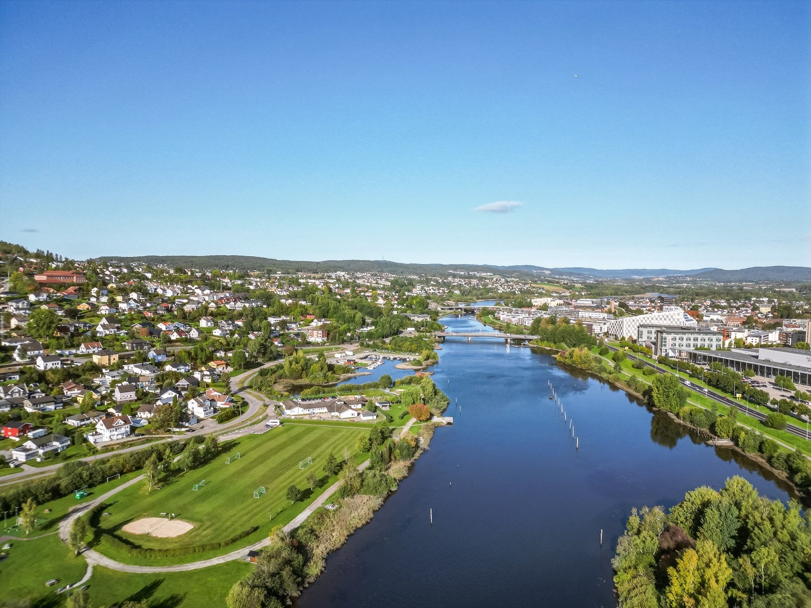 Strandvegen ligger langs elvebredden parallelt til Lillestrøm by. Her er det flotte rekreasjonsområder og kort gange til alle byfasilitetene. Galleribilde