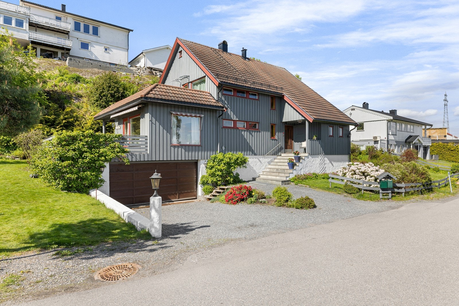 Boligen har en hyggelig adkomst med pent opparbeidede beplantninger og grønne utearealer som skaper et trivelig førsteinntrykk. Galleribilde