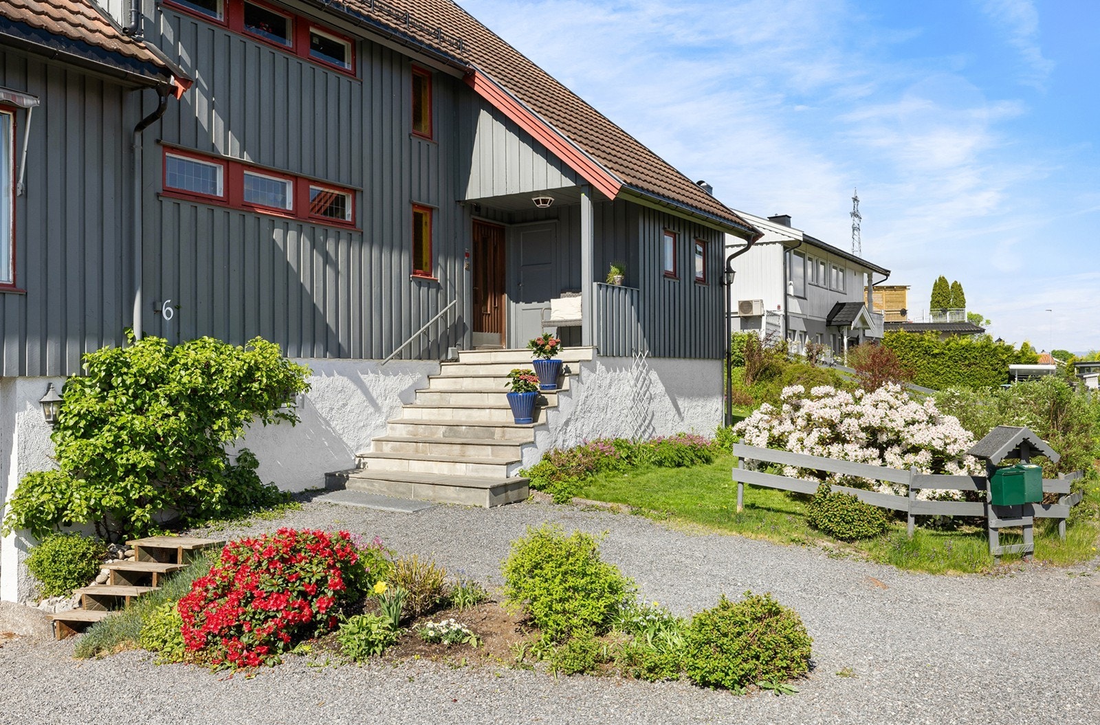 Velkommen til et innbydende og velstelt inngangsparti med overbygd trapp som gir ly for vær og vind. Galleribilde