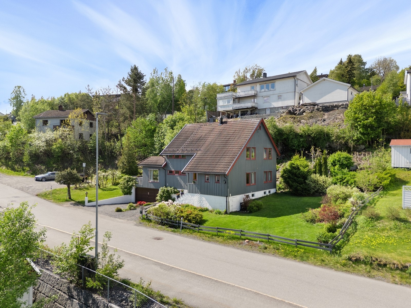 Parkering i dobbelgarasje på 49 kvm, med adkomst inn til huset. Galleribilde