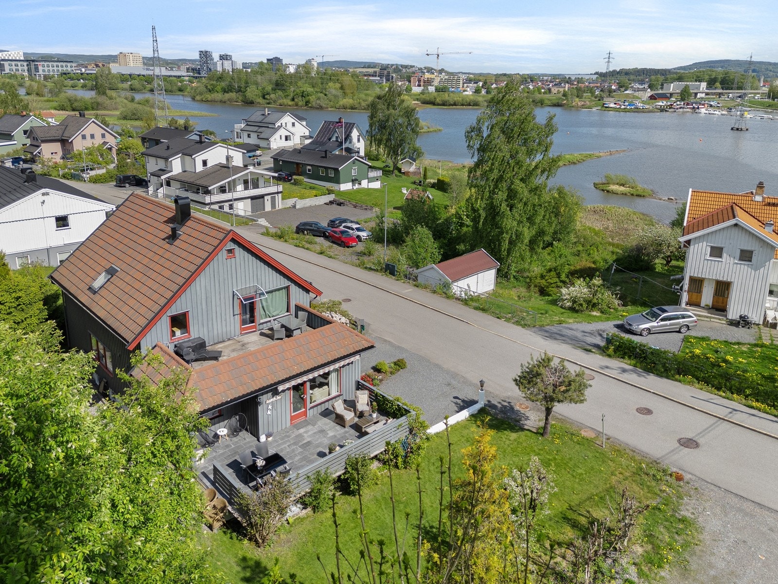 Boligen ligger i et naturskjønt område uten gjennomgangstrafikk, og det er kort gange til Lillestrøm by. Galleribilde