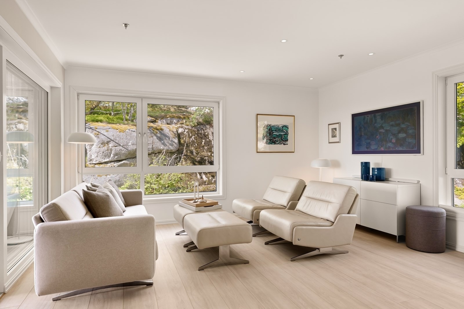 Stuen har god plass til både sofagruppe og annet møblement. Galleribilde